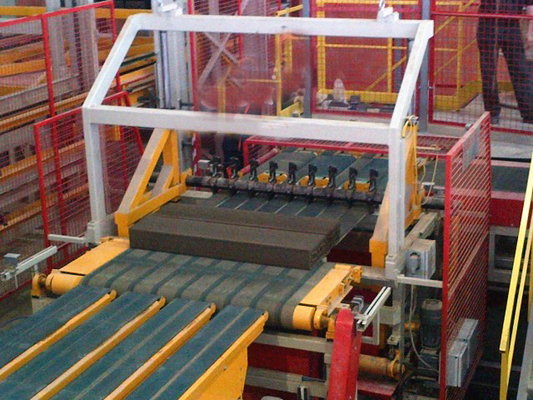 دستگاه برش آجر رسی هیدرولیکی با حداکثر عرض برش 520 میلی‌متر و چرخه برش 6-8 بار در دقیقه برای صرفه‌جویی در نیروی کار